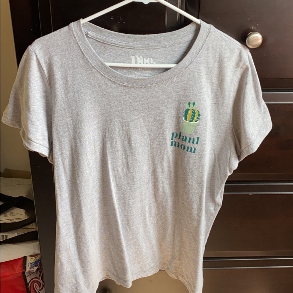 Doe. Tshirt women’s “plant mom”